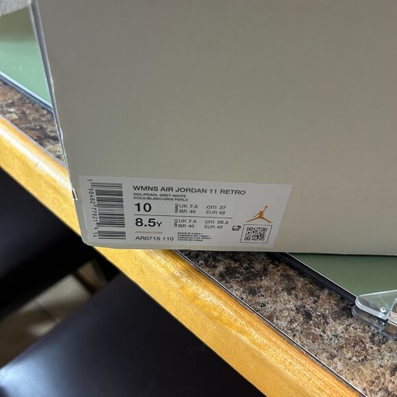 AIR JORDAN RETRO 11 (WOMEN) (10) - Picture 11 of 13